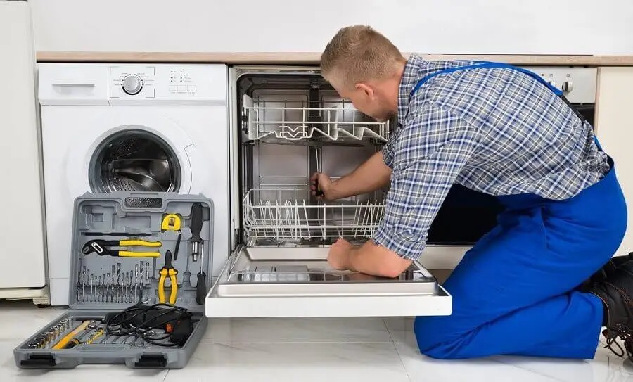 Beydağ Midea servisi teknisyen ekibi beyaz eşya tamiri yaparken